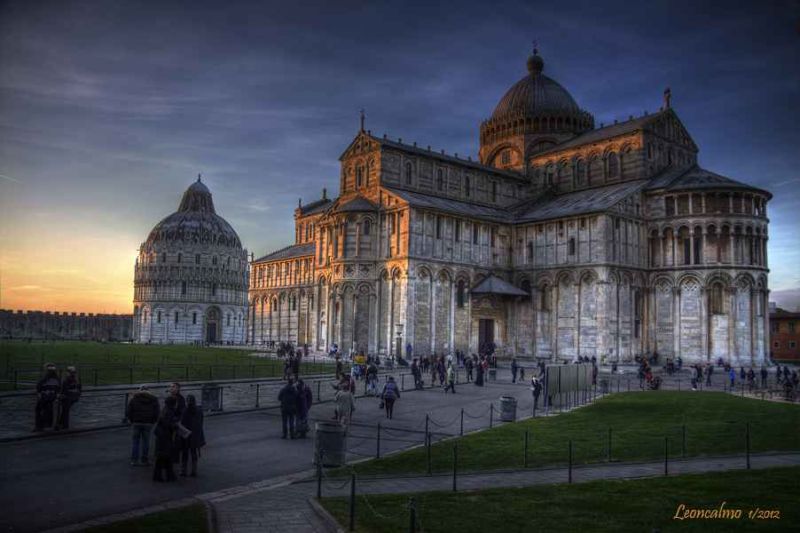 piazza dei miracoli - duomo e battistero.jpg